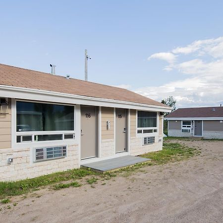 Sunrise Inn & Suites Fort Nelson Exterior foto